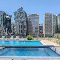 Luxury 1BR with Pool, Gym Canal & Burj Khalifa view