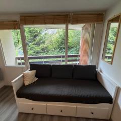 Studio cabine avec balcon et équipements pratiques - FR-1-557-54