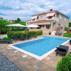 3 Bedroom Gorgeous Apartment In Pula