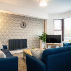 Spacious & Stylish 5 Bed with Free Street Parking