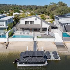 Waterfront Luxury Family Retreat, Noosaville