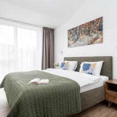 Top Floor, Spacious Apartment w-Balcony & Garage I Cohost