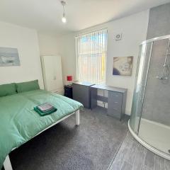 BIG double room Attached Shower near to city center