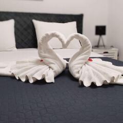 Split apartment - 5 min by car to the beach & city center - free public parking