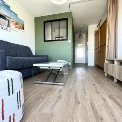 Pretty and bright studio with view on the harbor