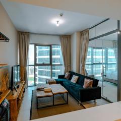 Modern Glass Suite with City Views Reem Island