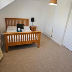 Very Large King bedroom- Dartford Central