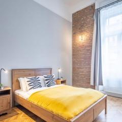 Central - Balcony - Large Home