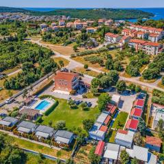 Cozy Banjole Pool Retreat