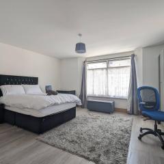 Family-sized comfort - Walk to Lake City Centre