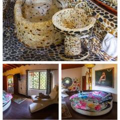 Artsy lush villa with jungle garden in the city