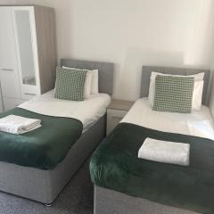 Spring Crescent Apartments - Spacious 1 Bed with Parking, Sleeps 4