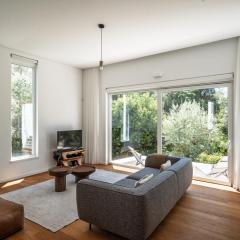 The Hideway, Peaceful Energy & Modern Comfort!