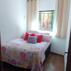 Casa moderna em meio à natureza