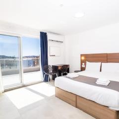 Bright Penthouse with Terrace - by HostMT