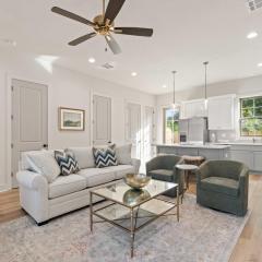 New Luxe Oaks - River Ranch - King Bed - Great Location