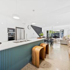 Riverbreeze - Close to Hastings 3 bed AC Pool