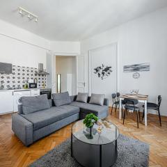 Wander Flat 2BR, Central Location by M2 Metro