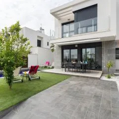 Airy Villa near Golf & Dining