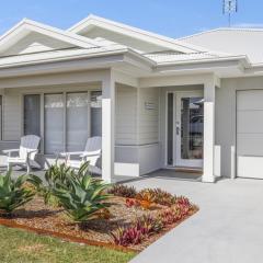 Main Beach House - Coastal Family Holiday Home