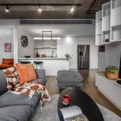 Luxury City Edge Living - Pool, Hot Tub & Free Parking