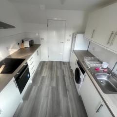 Chic 3 Bed Home Sleeps 6 Free Parking! Families, Contractors, Groups all welcome to our Home!