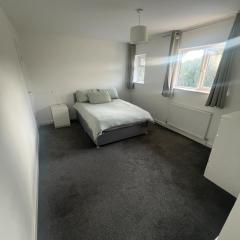 Modern 3 Bedroom Home Ideal for Families and Business Stays