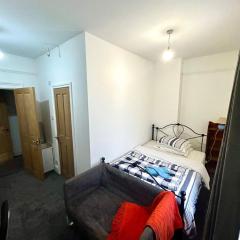 EGHAM LOVELY STUDIO SELF CONTAINED 2 mins station