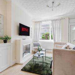 Stylish 3-Bedroom Apartment in Peterborough - Free Parking, Superfast Wi-Fi, Ideal for Families, Contractors, and Long-Term Stays