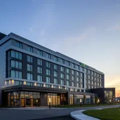 Holiday Inn Express Montreal Airport - St-Laurent by IHG