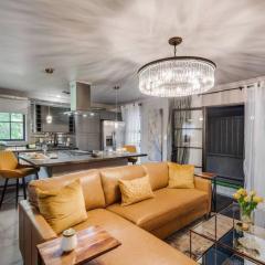 Upscale Dallas Vacation W Hot Tub & Balcony