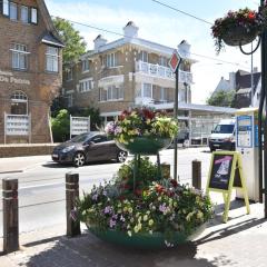 Former hotel in the centre and at 50 metres from the beach in Panne