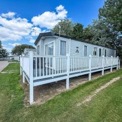 Beautiful Caravan With Decking And Free Wi-Fi At Broadland Sands Ref 20372Bs