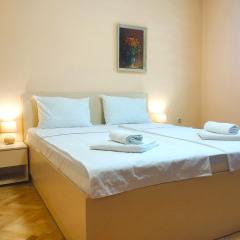 Central Vintage Apartment for 4 Guests & Private Parking