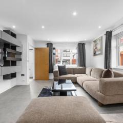 Sleeps 6 Manchester home by City SuperHost