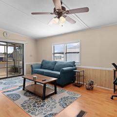 Sunlit 2BR with Lanai on Golf Cart Path