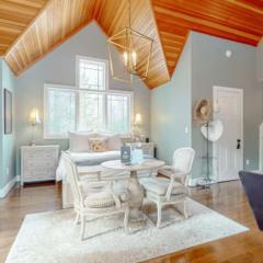 Bright and Cozy Studio w Hot Tub Walk to Lake