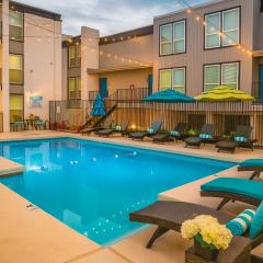 DT DFW Chic Free Parking and Pool In Medical District