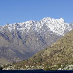 Stunning Lakefront 2-bed 2-bath with lake views