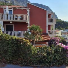 Apartments with parking space Duce, Omis - 23509