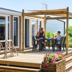 Mobile home with terrace at Domaine Les Mûriers, Vendres-Plage