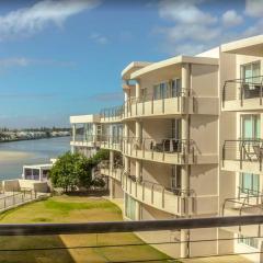 Lagoon Beach Apartment with Pool and Ocean Views