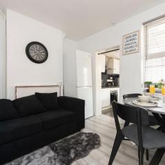 Comfort Meets Style, 4-Bedroom Home with All Essentials, Croydon, Sleeps 8! Contractor Friendly!