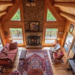 VIEWS, Fire Pit, Dogs Welcome, Fenced Yard! Close to New River Outfitters!