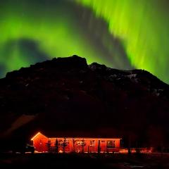 Northern Lights Farmhouse & Private Jacuzzi