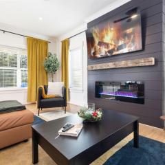 Bancroft Bungalow - Hot Tub, Fire Pit - Near Uptown
