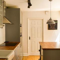 Stylish 1-bed with tranquil garden and Victorian charm