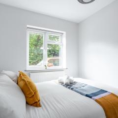 4Beds Contractor and Family Haven near Pinewood and Warner Bro studios