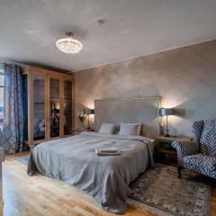 Domillion 2bdr old town apt w views parking A127