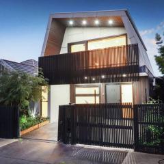 Stylish 2BR with Balcony Views - Heart of Yarraville